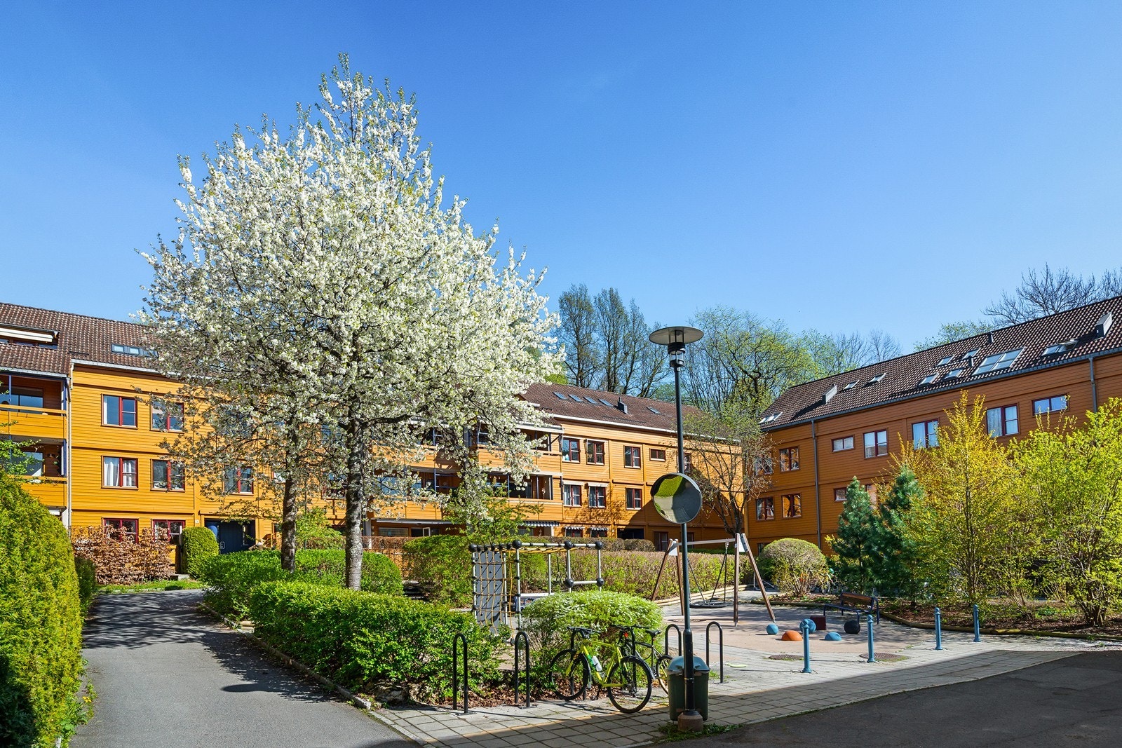 Leiligheten ligger på blått tun med kort vei til pakering og carport Galleribilde