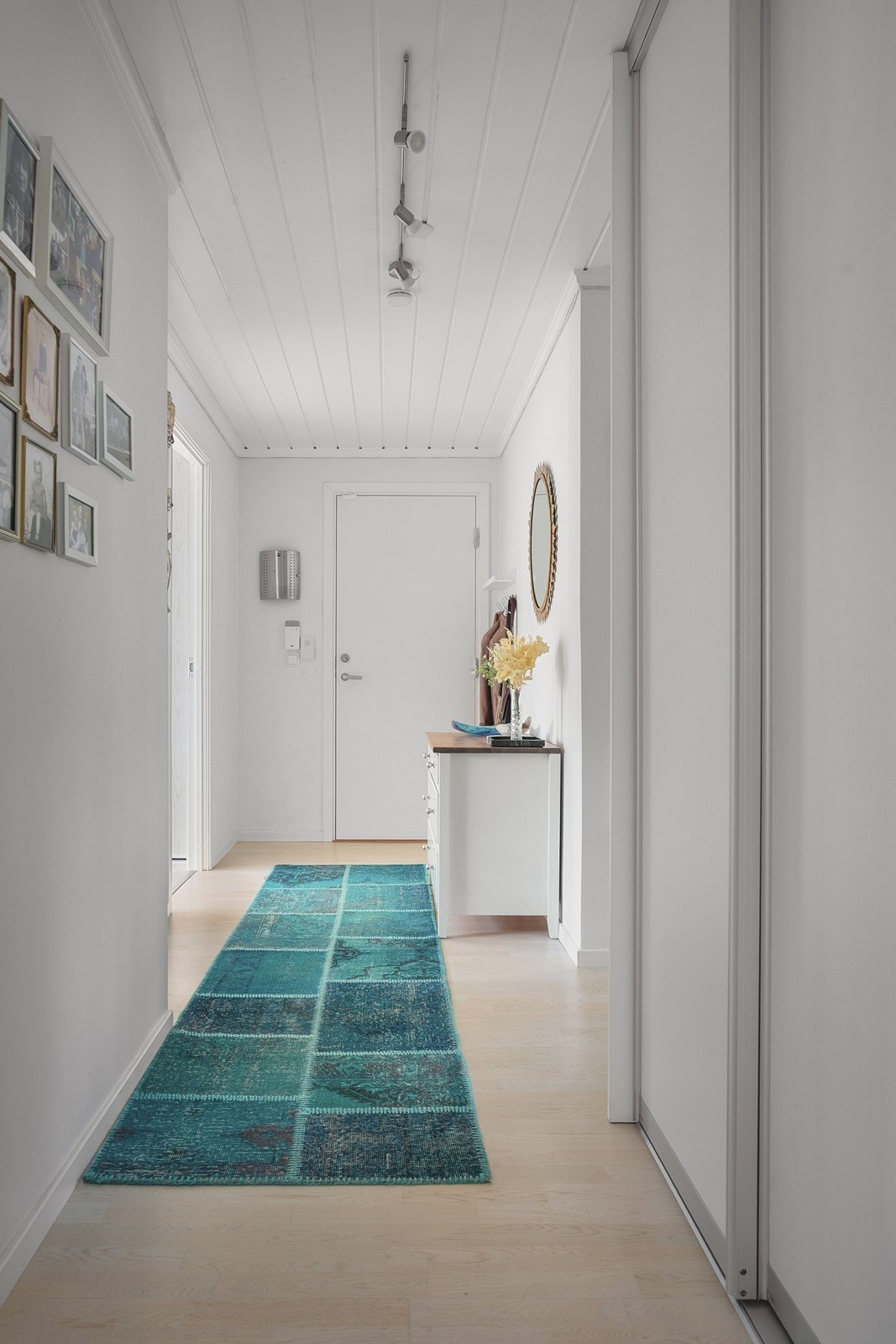 Gangen har plass til ytterligere oppbevaringsmøbler Galleribilde