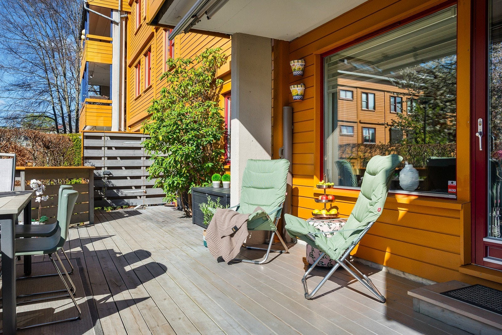 Via port i enden av terrassen er det direkte utgang til gårdsrommet - et eldorado for barna som kan løpe rett ut og leke på tunet Galleribilde