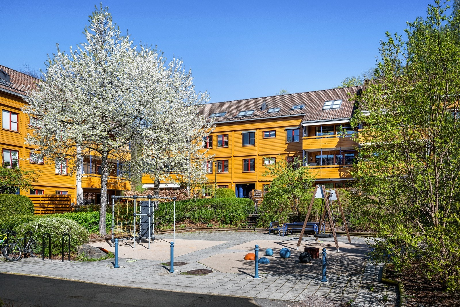 Borettslaget består av tre idylliske tun, som alle er innrammet av vakre grøntområder. Borettslaget har de senere år oppgradert alle sine tre lekeplasser Galleribilde