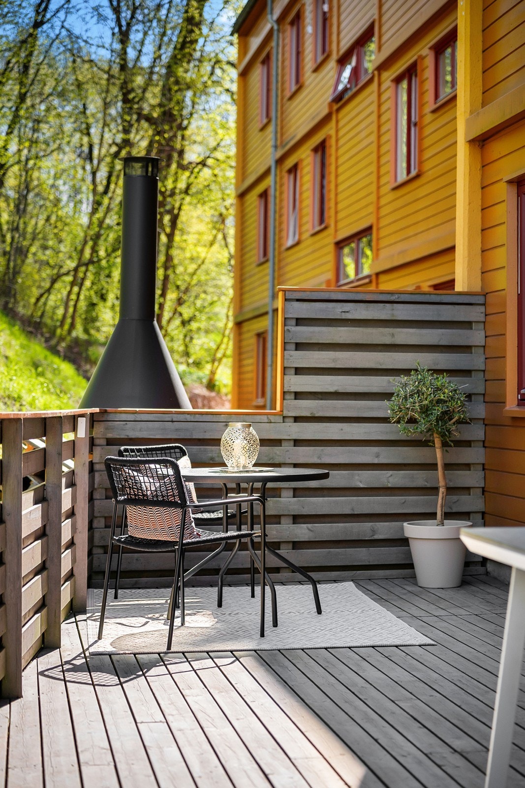 Terrassen har gode møbleringsmuligheter for flere sittegrupper Galleribilde