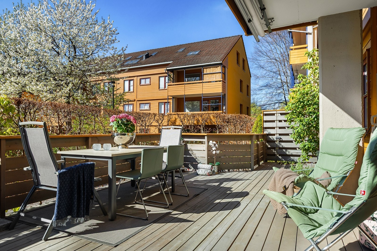 Fra stuen er det utgang til en stor, vestvendt terrasse på ca. 32 kvm. Galleribilde