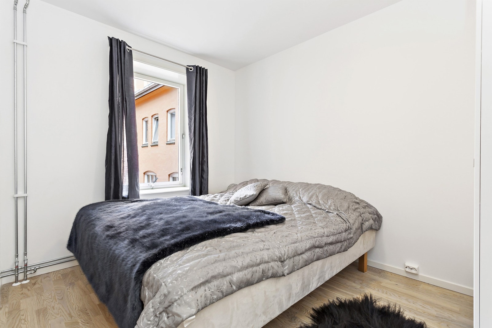 Soverom med plass til dobbeltseng Galleribilde
