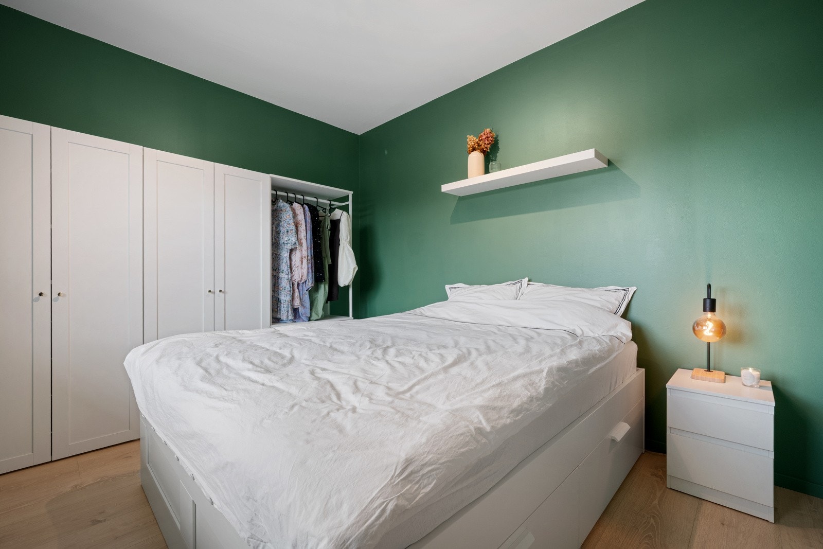 Her er det god plass til både seng og garderobe Galleribilde
