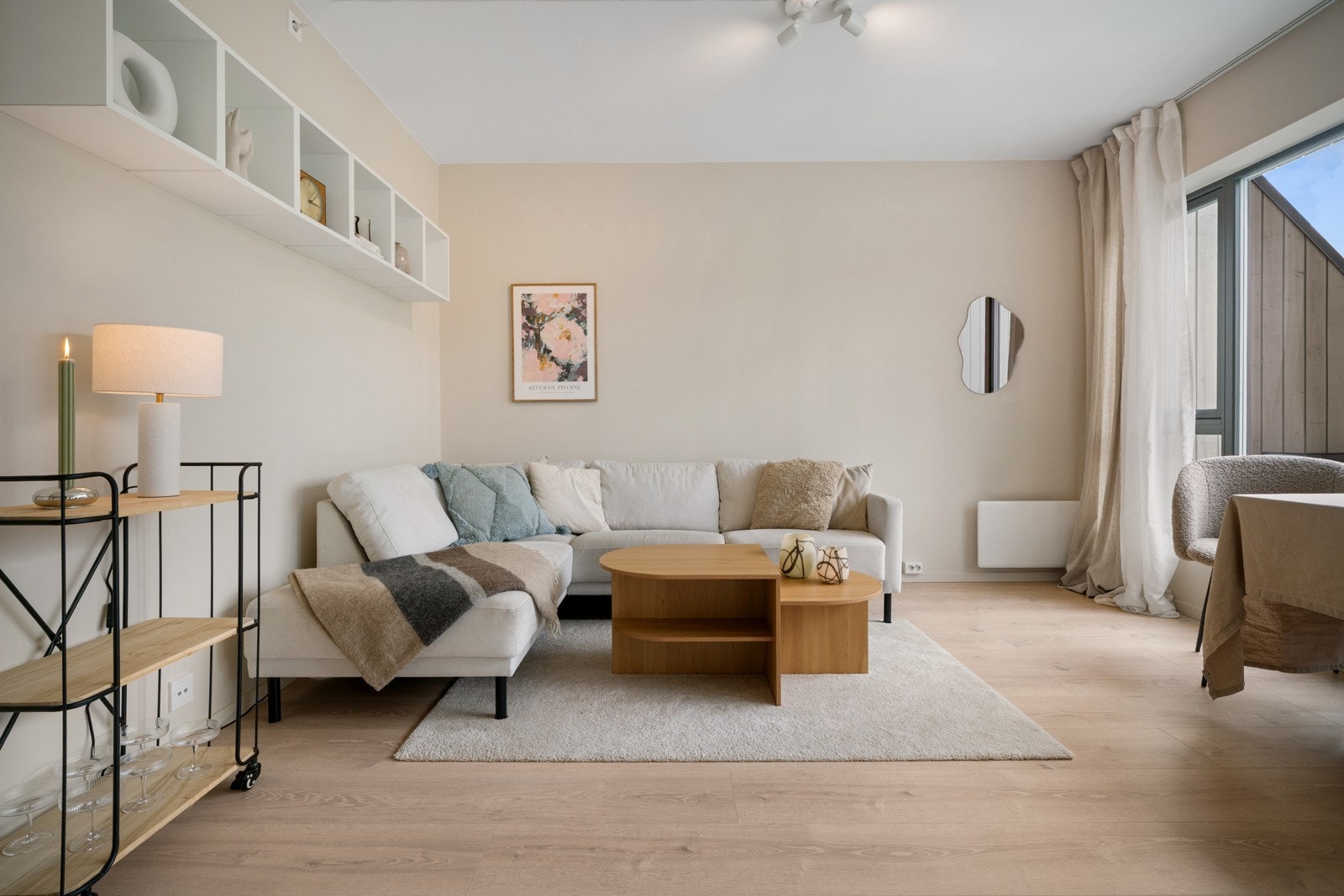 Stuen er lys og luftig med store vindusflater og god plass til sofagruppe Galleribilde