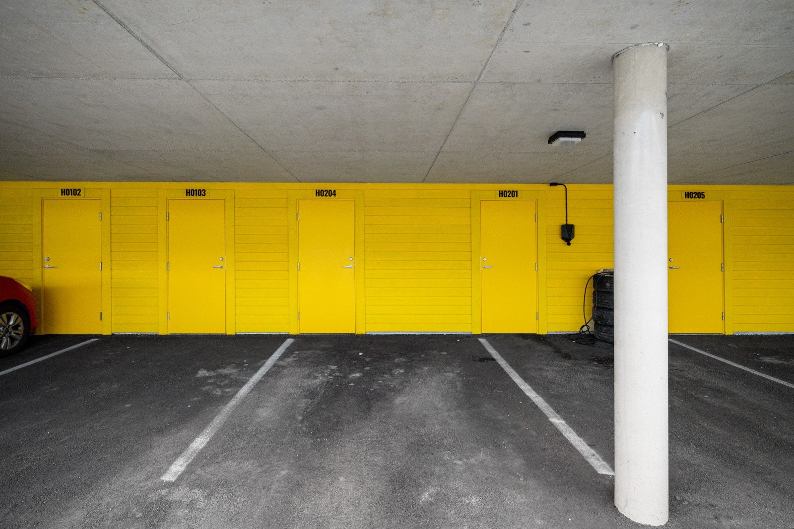 Med boligen følger parkeringsplass i carport under bygget Galleribilde