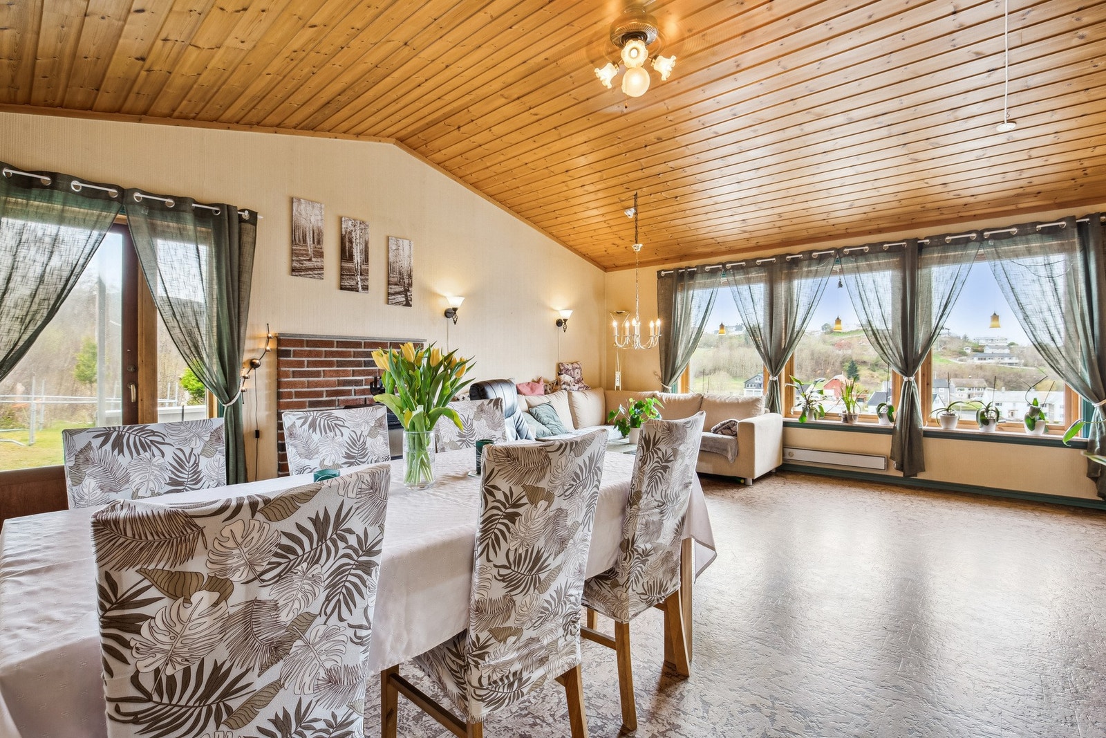 Plass til flere sittegrupper på stue Galleribilde