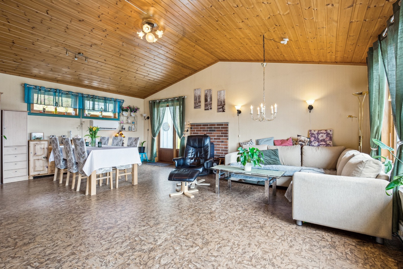 God takhøyde under tak på stue Galleribilde