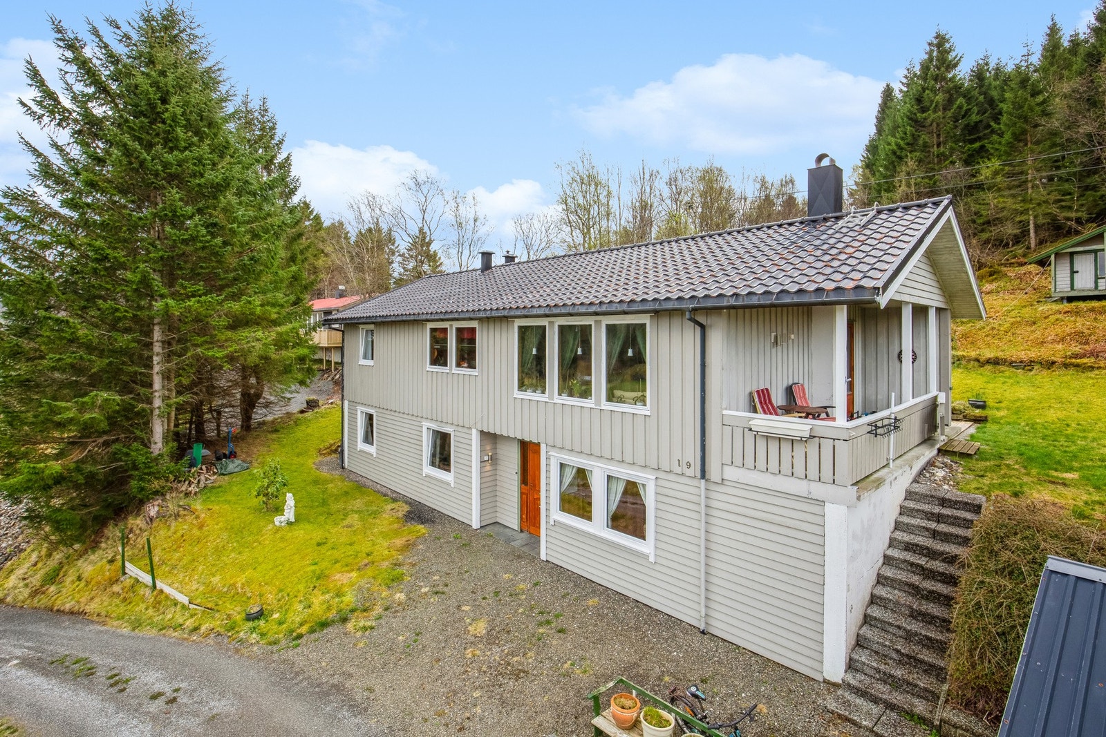 Eiendommen ligger i skrående terreng med flott utsikt Galleribilde