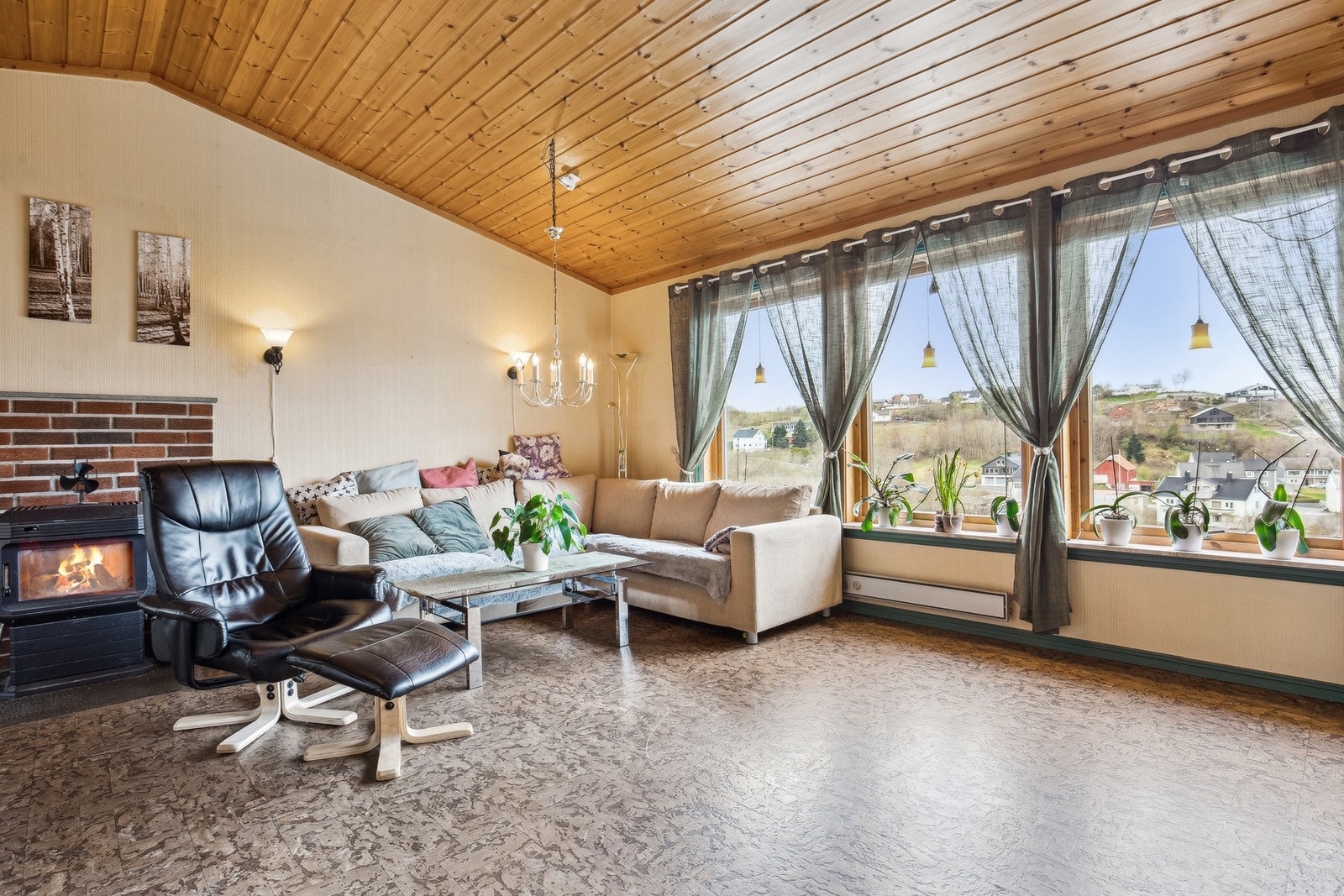 Stue med store vindusoverflater som gir godt med naturlig lysinnlipp Galleribilde