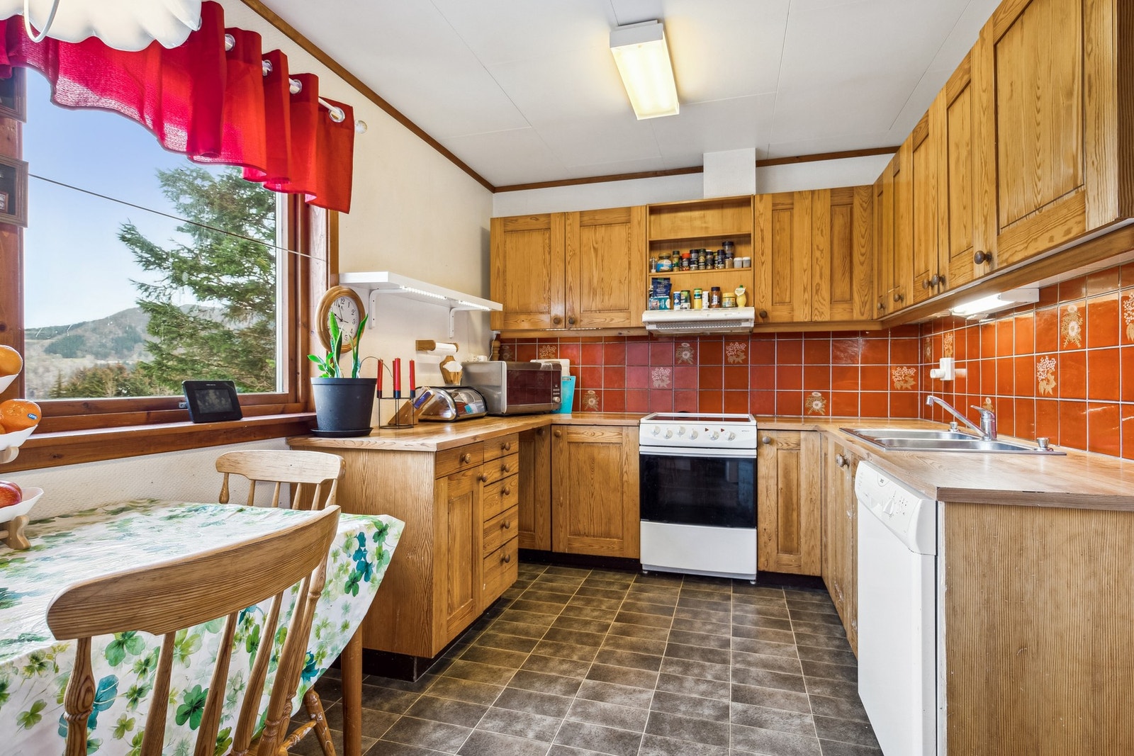 Kjøkkeninnredning med heltre fronter av furu og laminat benkeplate Galleribilde