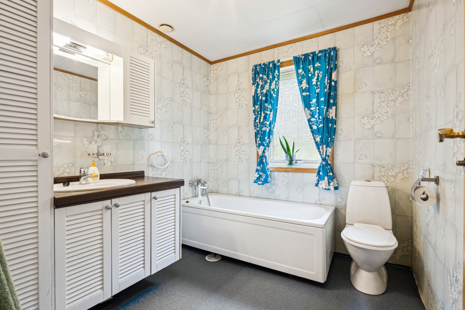 Badet har vinylbelegg på gulv med gulvvarme, belegg på vegger og malte plater i innvendig tak Galleribilde