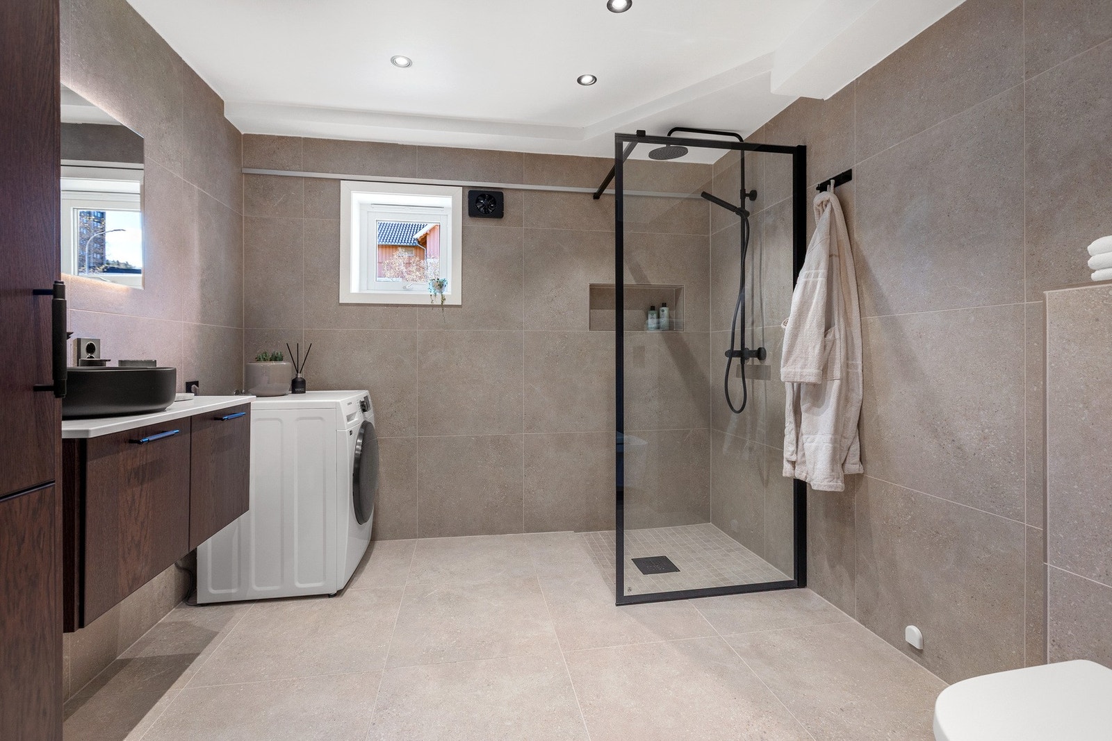 Badet har elektriske varmekabler i gulv. Galleribilde