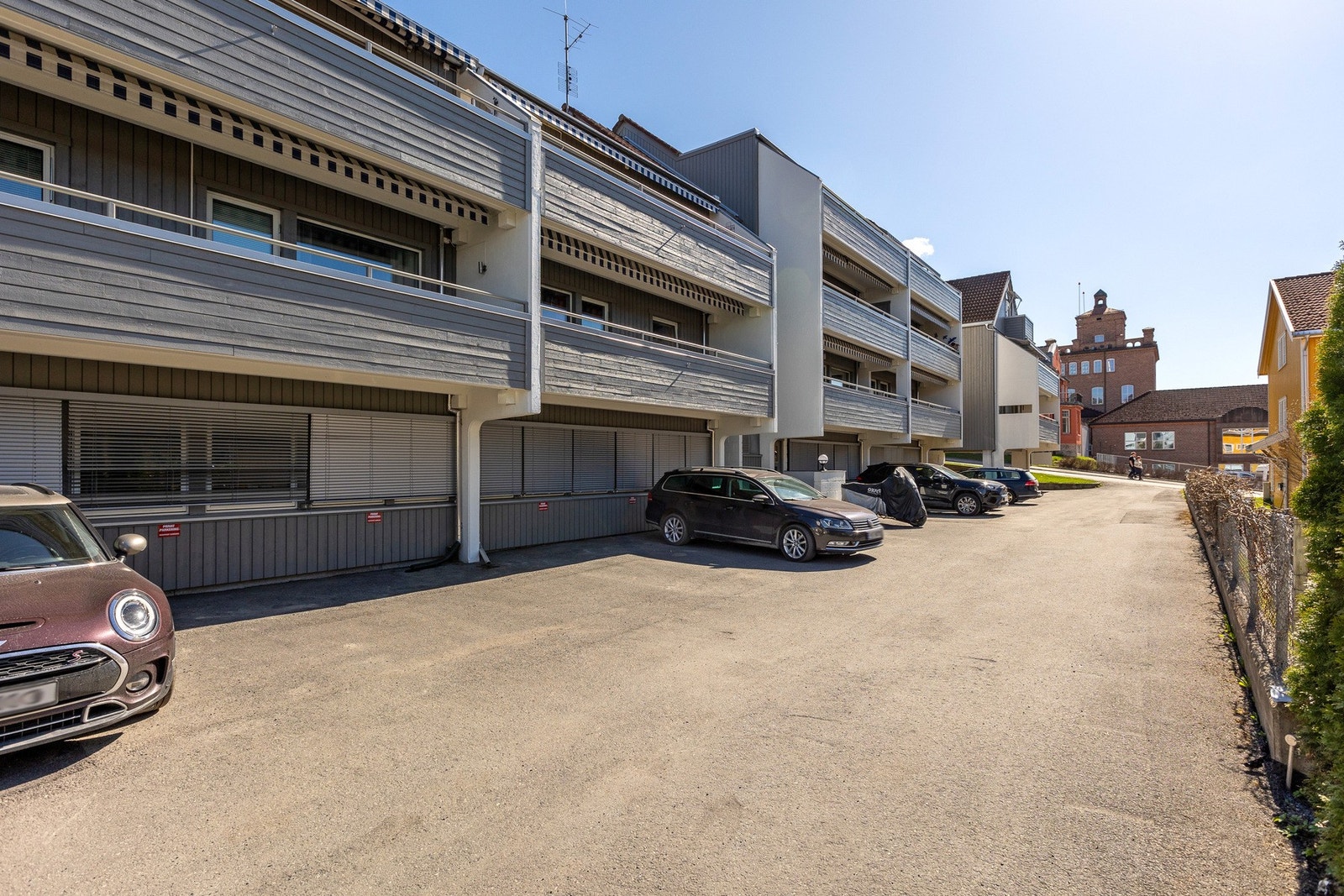 Felles gårdsplass og parkering for sameiet på nedsiden av bygget. Galleribilde