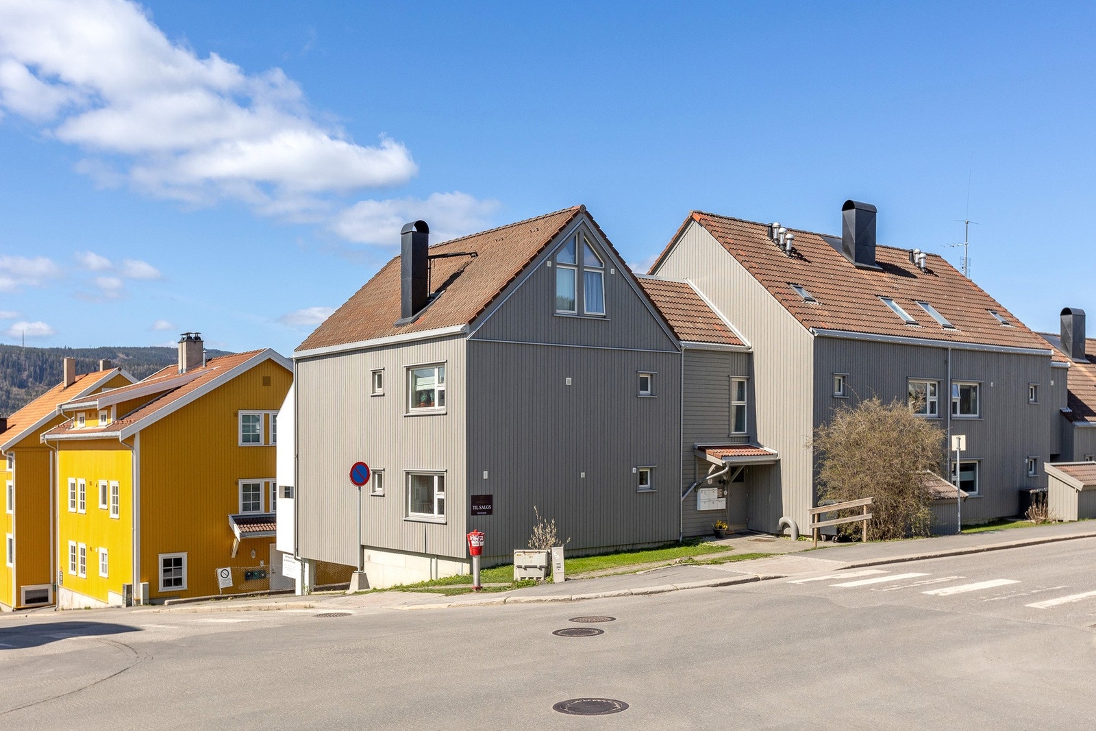 Leiligheten har trappefri adkomst fra oversiden av bygget, mot Anders Sandvigs gate. Galleribilde