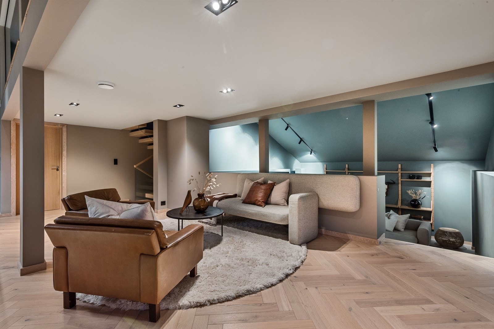 Elegant tilknyttet dagligstuen er en romslig peisestue noen trappetrinn ned. Galleribilde