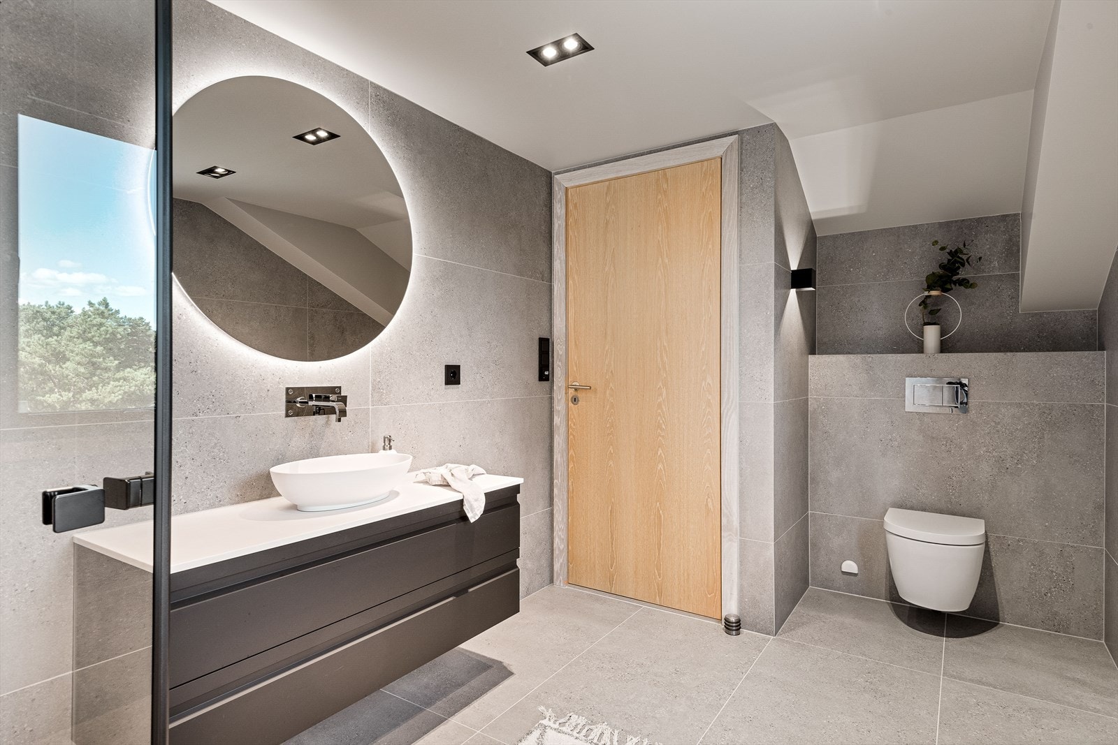 Badet i 2. etasje er både stilfullt og funksjonelt, praktisk tilknyttet etasjens to soverom. Galleribilde