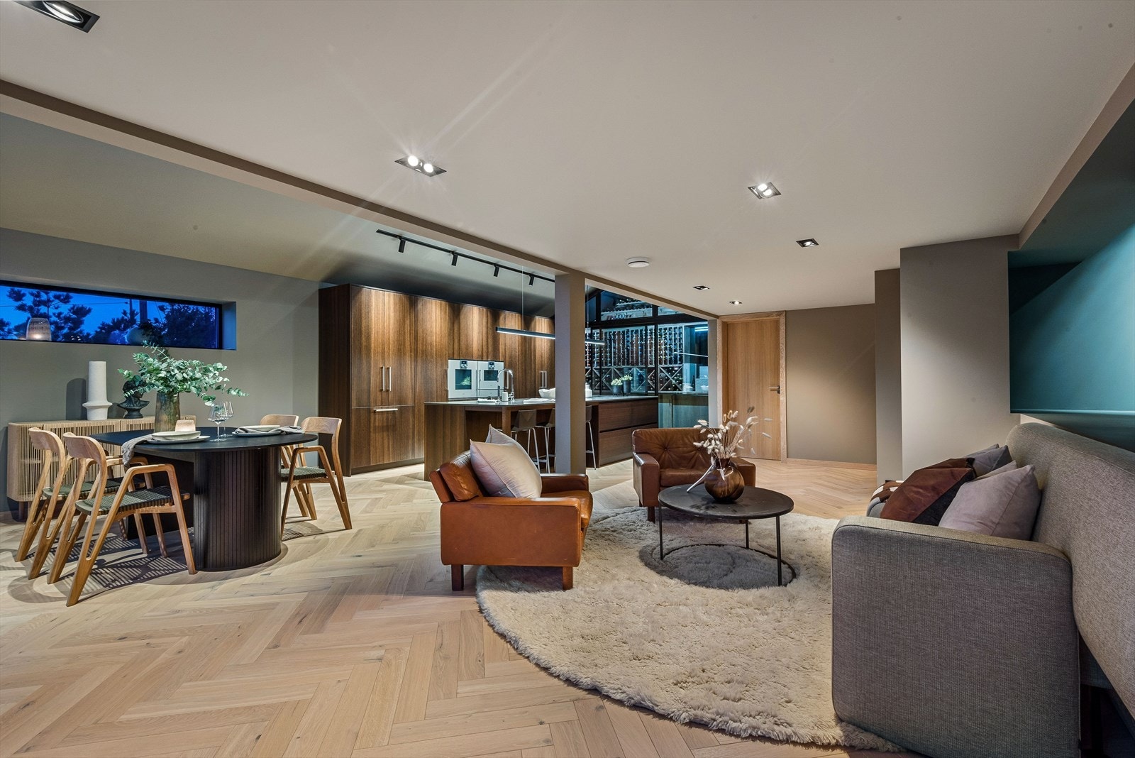 Dagligstue, spisestue og kjøkken ligger i åpen løsning, noe som gir mulighet for et sosialt miljø for vertskap og gjester. Galleribilde