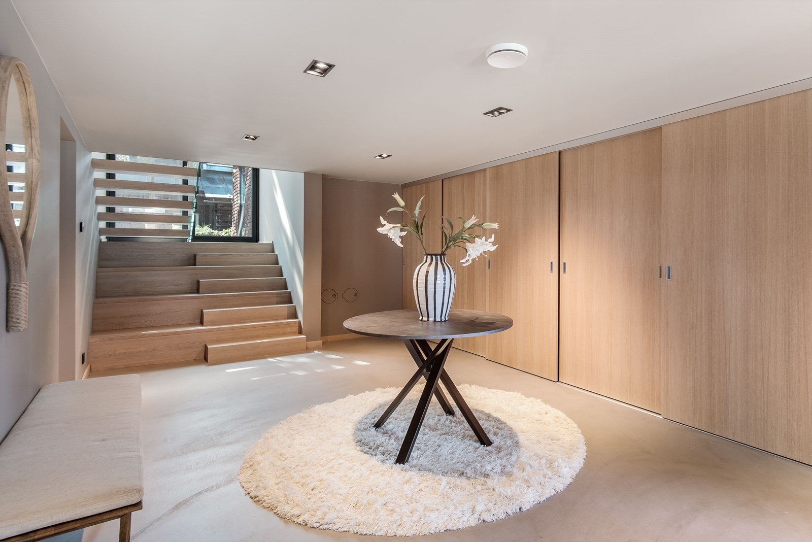 En flott trapp i eikeutførelse med glassrekkverk fører videre til hovedplan i 1.etasje. Galleribilde