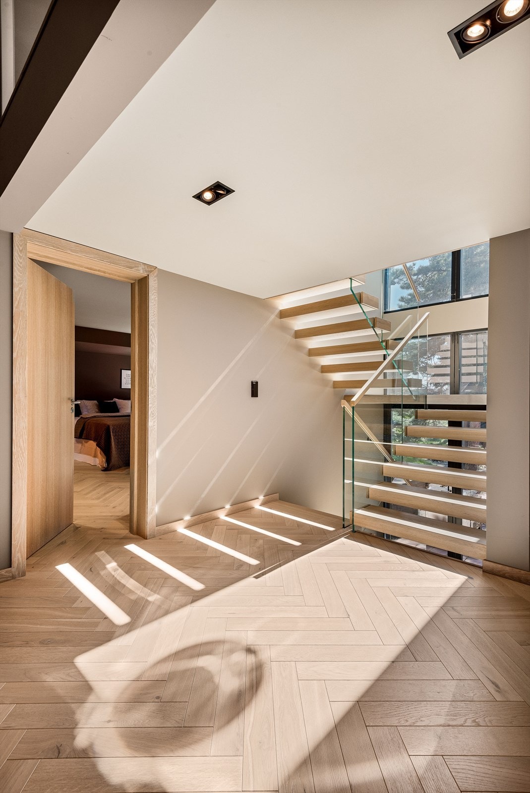 Trappen, som er i heltre eik, bader i naturlig lys, noe som skaper et innbydende og varmt uttrykk. Galleribilde