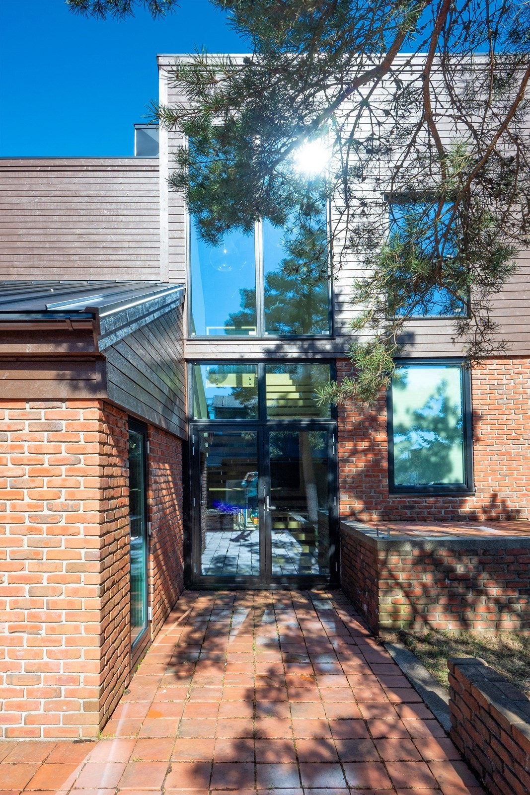 Terrasse med fine solforhold på siden av huset, adkomst fra trappeoppgangen mellom etasjene Galleribilde