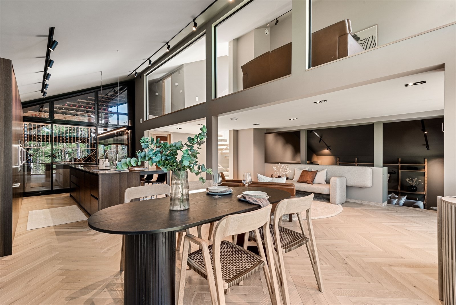 Rommet er godt opplyst med naturlig lys og designestetikken er moderne med rene linjer og nøytrale fargekombinasjoner. Galleribilde