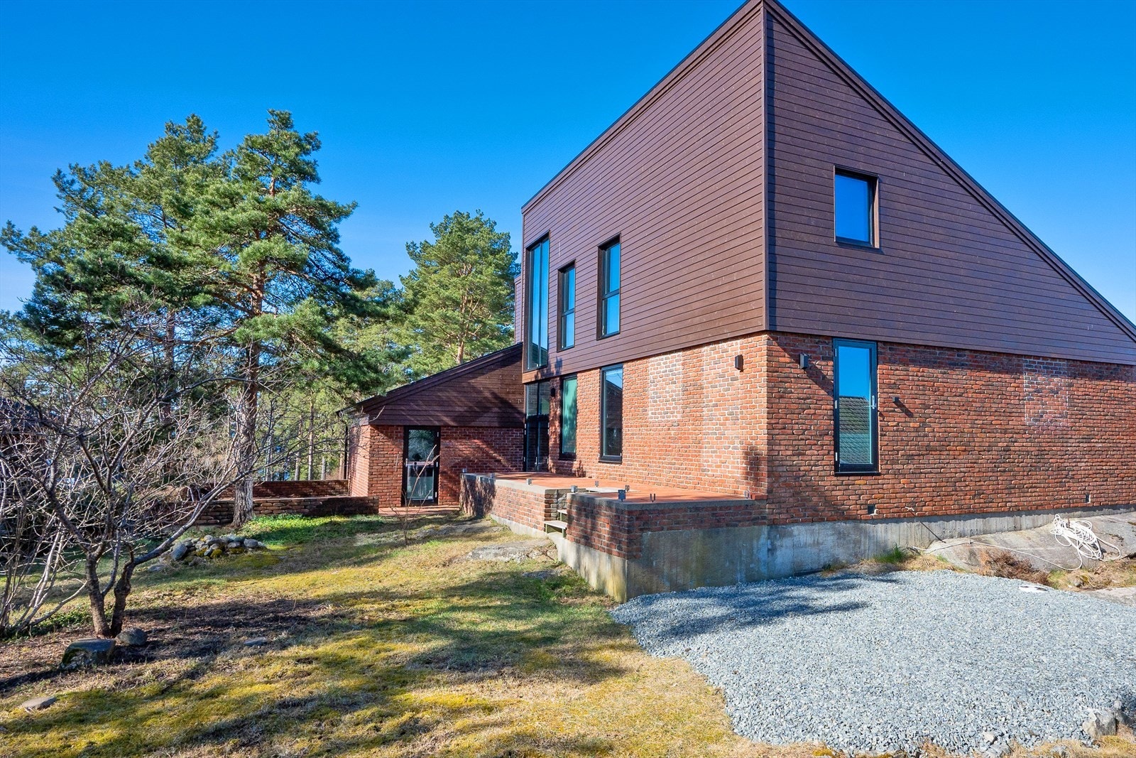 Døren kommer fra Walk-in garderoben, mulighet for å sette opp uteplass med morgensol Galleribilde