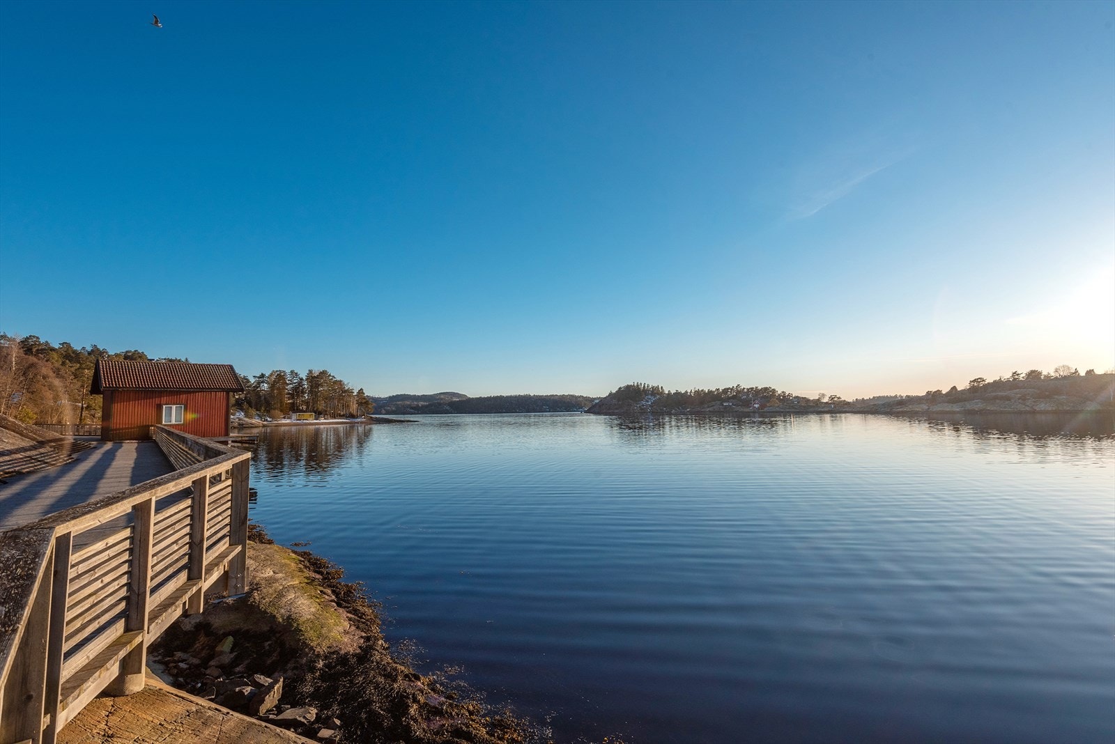 Kyststien går langs vannet, her ved Son Spa Galleribilde