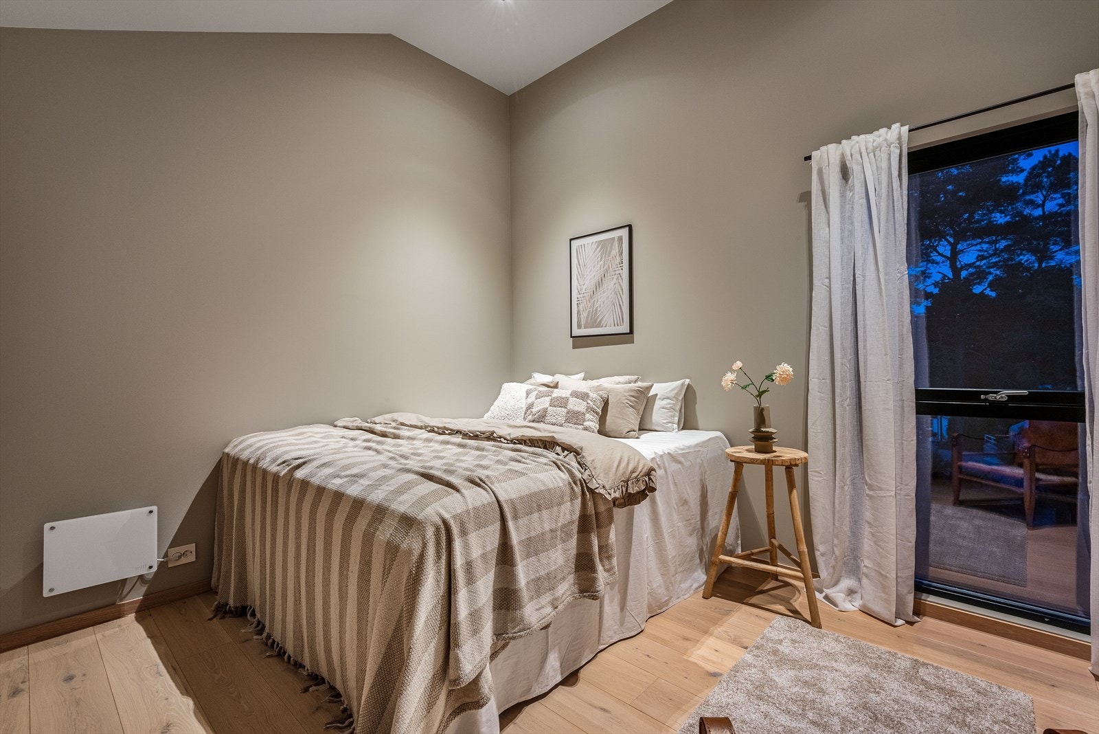 I 2. etasje finner du to romslige soverom med elegante tregulv og slettmalte overflater. Galleribilde