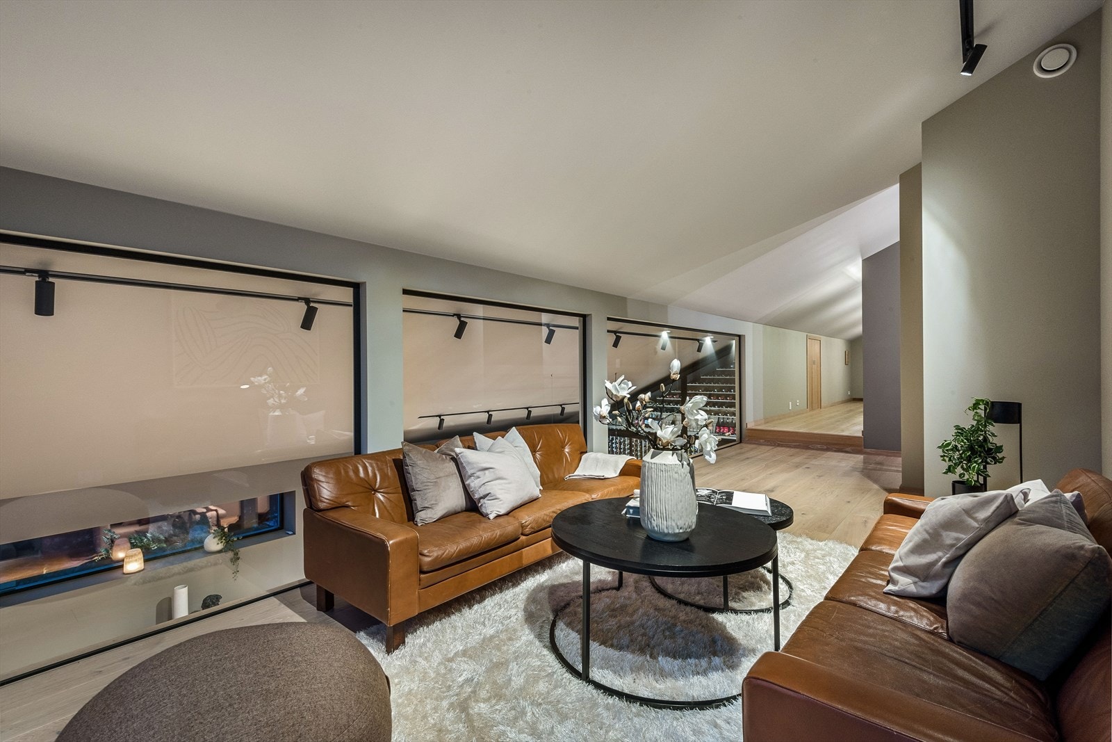 Det er satt inn glassvegger i den åpne løsningen mellom etasjene for full utnyttelse av en luftig og sammenhengende følelse. Galleribilde