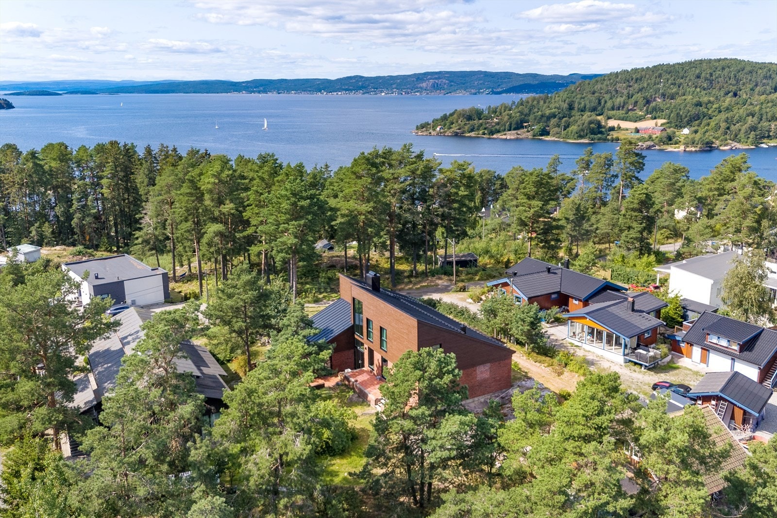 Boligen har naturskjønn og flott beliggenhet på Nordre Brevik, like ved fjorden og 5 min. rusleavstand til Sonstranda. Galleribilde