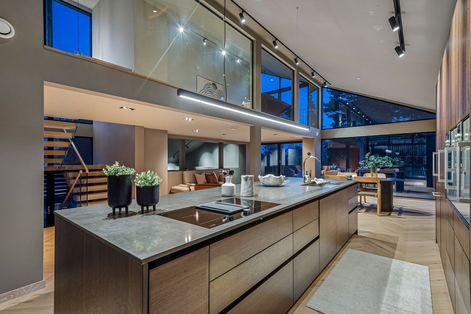 Hvitevarene er fra Gaggenau og Miele, og er integrert i kjøkkeninnredningen. Galleribilde