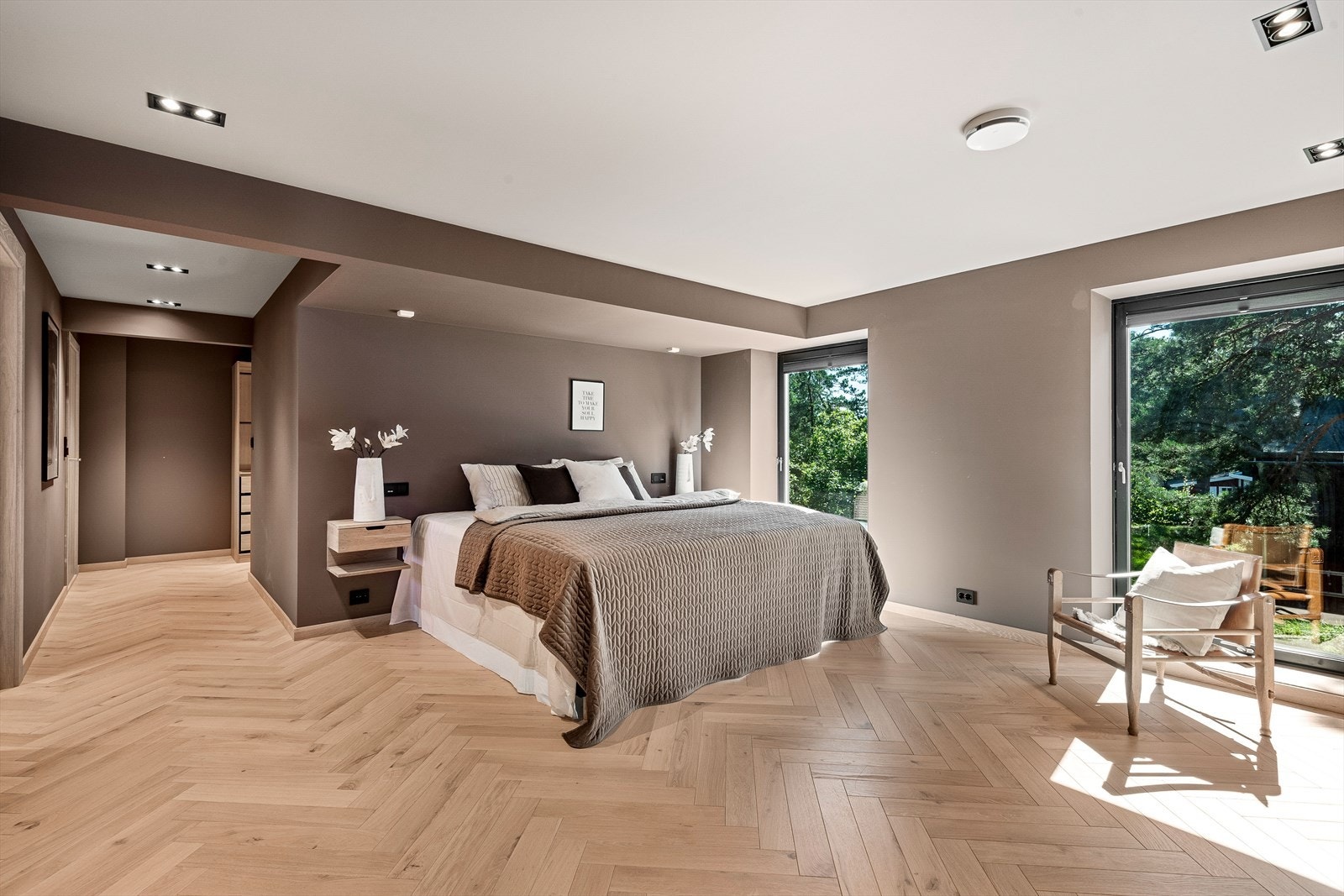 Opplev luksusen av et soverom med direkte adkomst til både et elegant bad, vaskerom og walk-in garderobe. Galleribilde