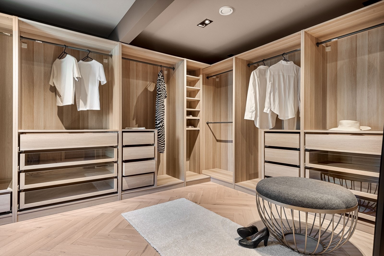 Denne garderoben har den ultimate løsningen for deg som ønsker både funksjonalitet og eleganse i hjemmet ditt. Galleribilde