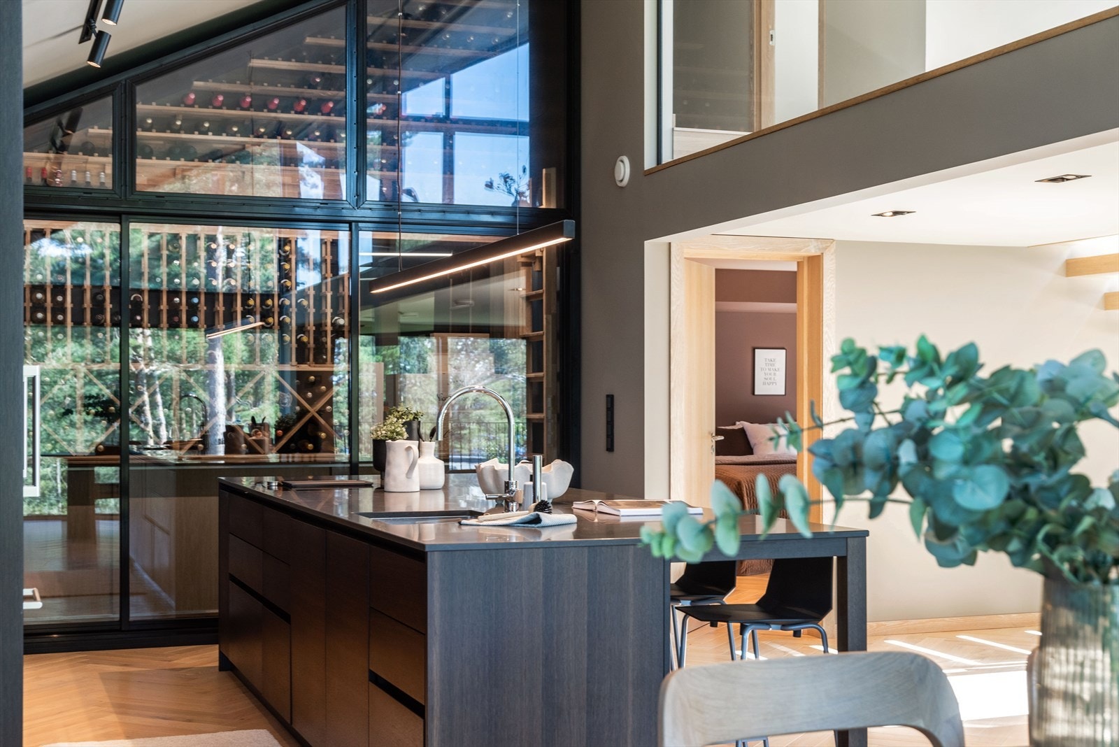 Moderne kjøkkeninteriør med flotte tremøbler - en bolig med påkostede løsninger i innredninger og arkitektoniske detaljer. Galleribilde