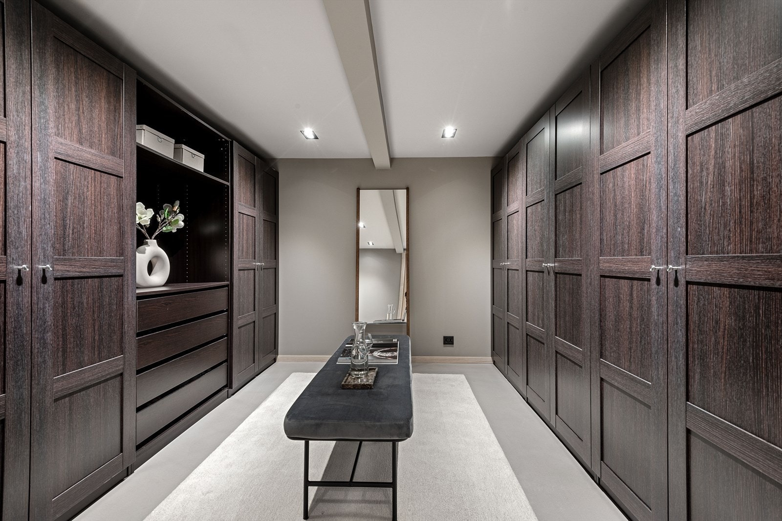 I gang innenfor hallen finner man en stor walk-in garderobe med skap på to sider som rommer det meste av jakker og sko! Galleribilde