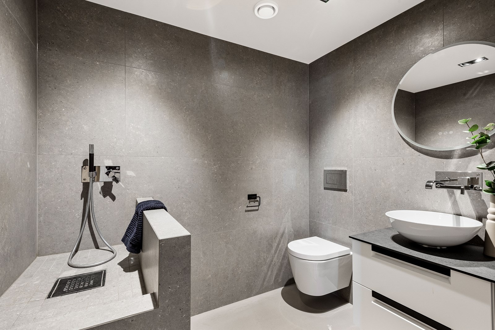 Fra hallen er det adkomst til flislagt toalettrom med skuffeseksjon, bolleservant og egen dusj til de firbente. Galleribilde