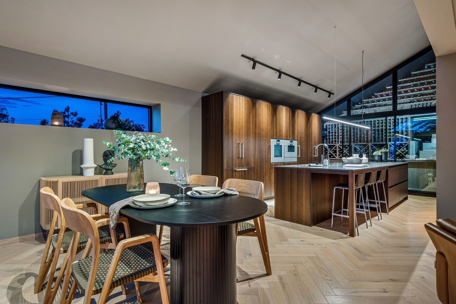 Det er plass for tre barstoler ved kjøkkenøya og naturlig plass for spisestue tilknyttet kjøkkenet. Galleribilde