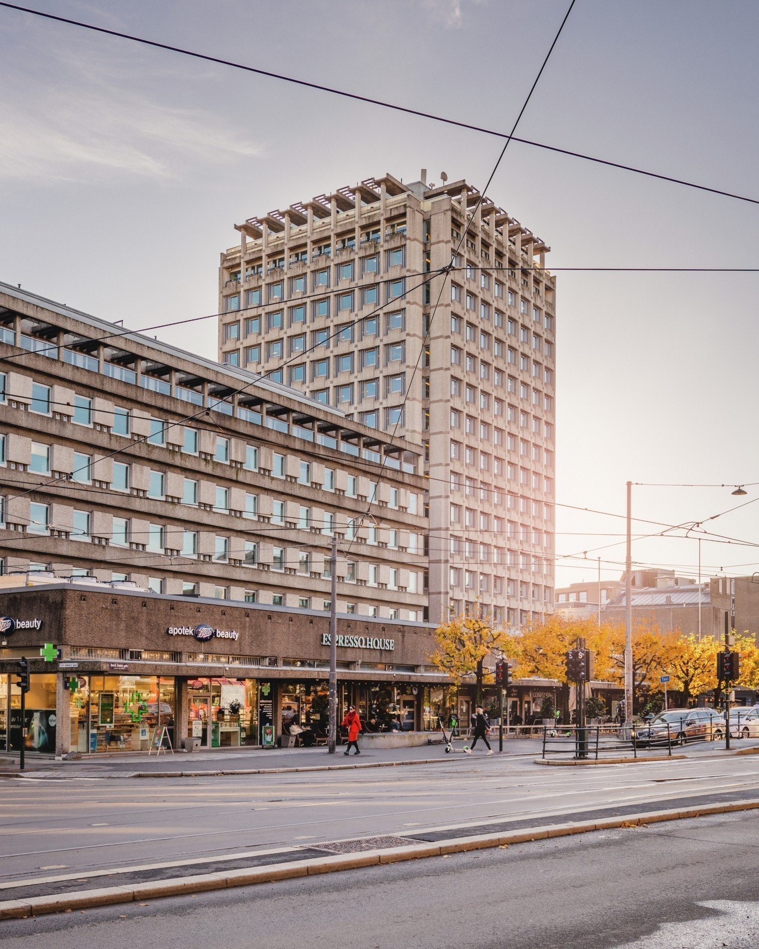Fasade. Apotek, Espresso house og flere restauranter på gateplan Galleribilde