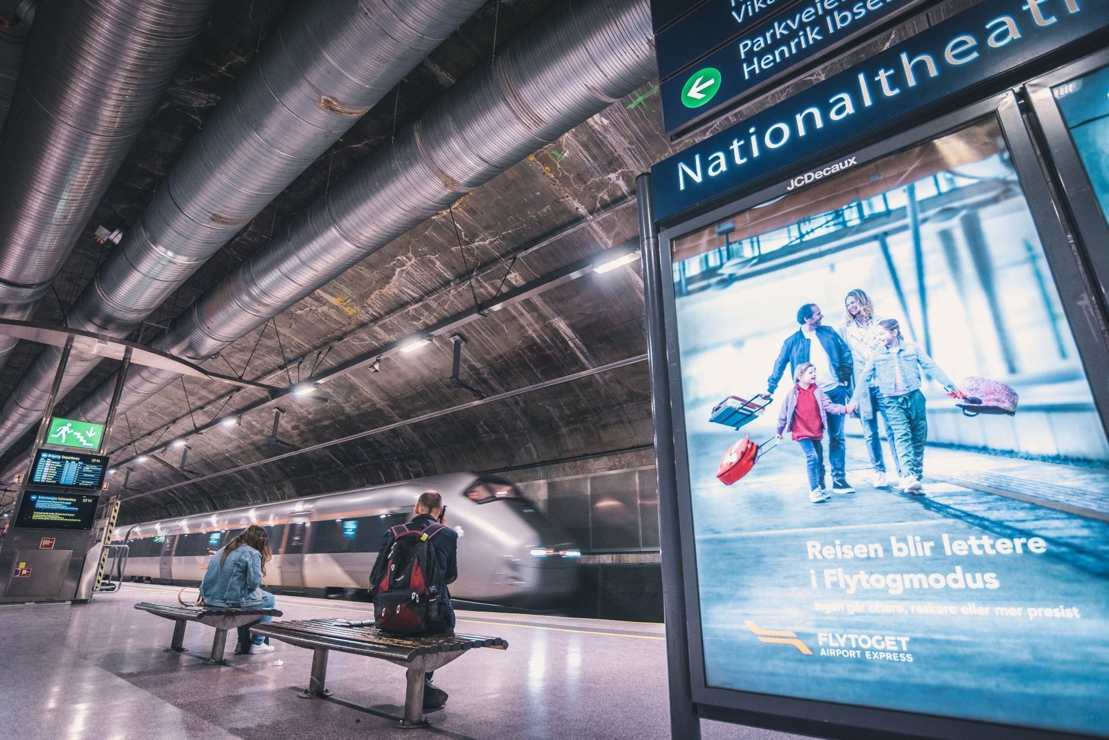 Nationalteatheret ligger i kort avstand. Her finner du tog og t-bane Galleribilde