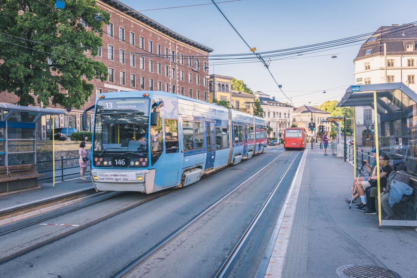 Trikk og buss rett utenfor døren Galleribilde
