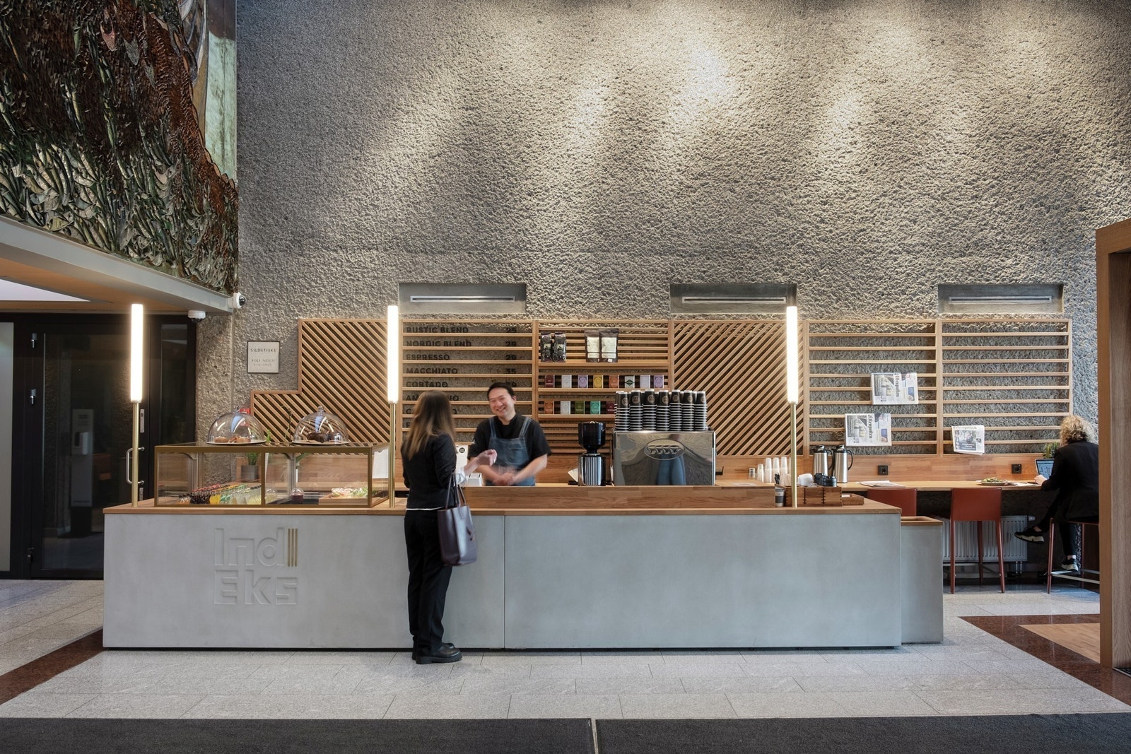Kaffebar i inngangsparti med varm og kald drikke, bakst og snacks Galleribilde