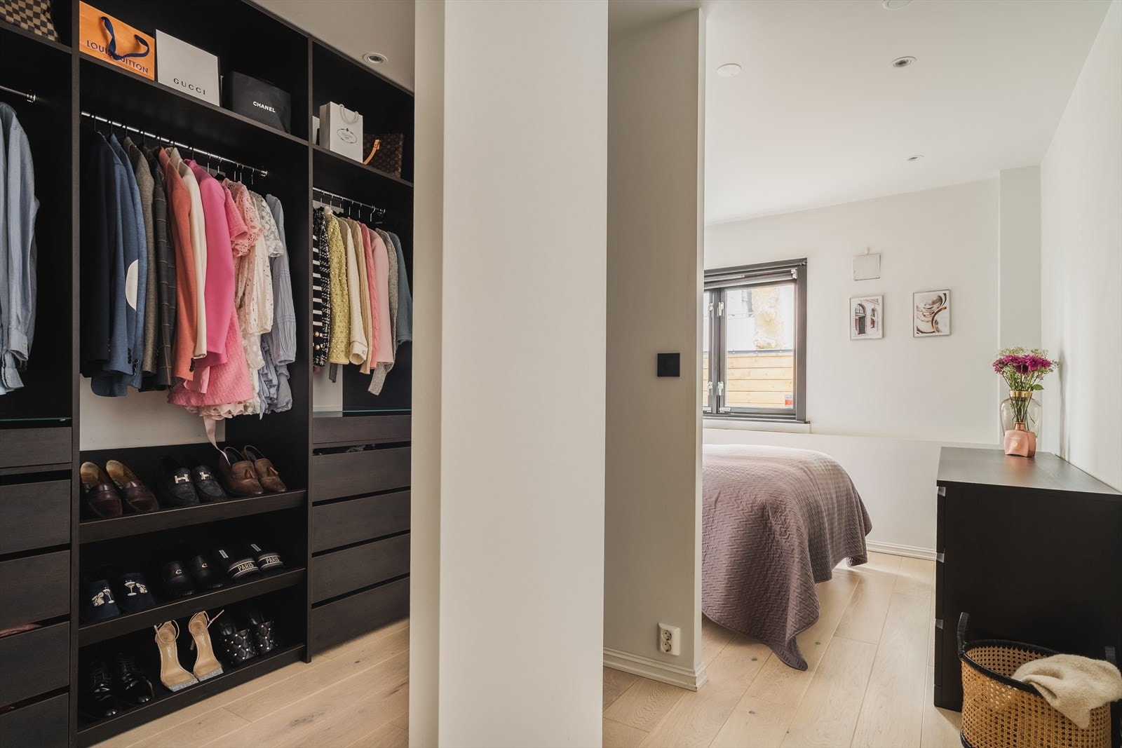 Meget fin løsning på hovedsoverommet med walkin garderobe Galleribilde