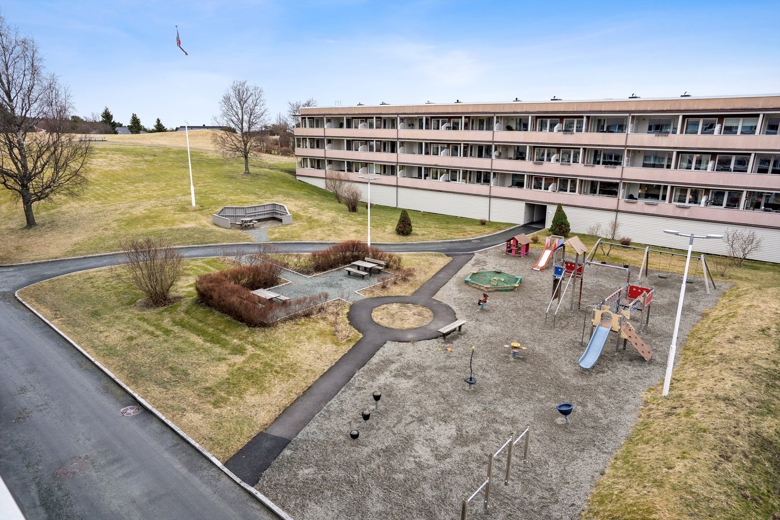 Til stor glede for familiens minste er det en innholdsrik, felles lekeplass på tunet mellom bygningene. Galleribilde