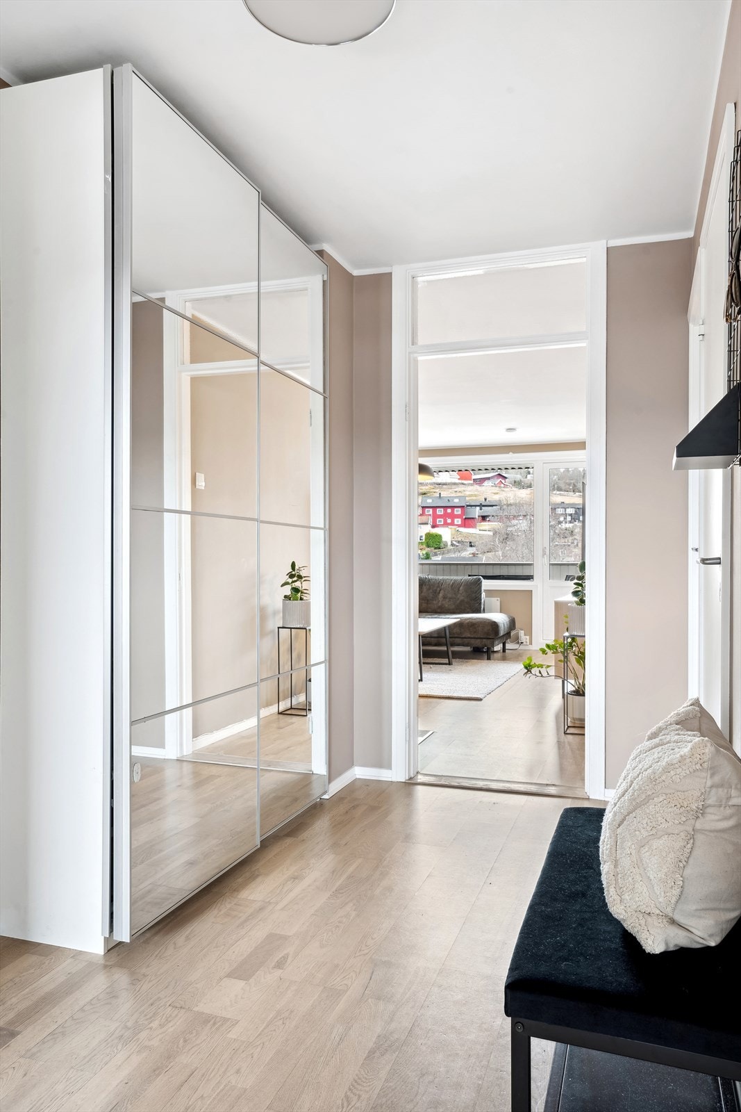 Yttertøyet ryddes enkelt bort i en romslig skyvedørsgarderobe i entreen. Galleribilde