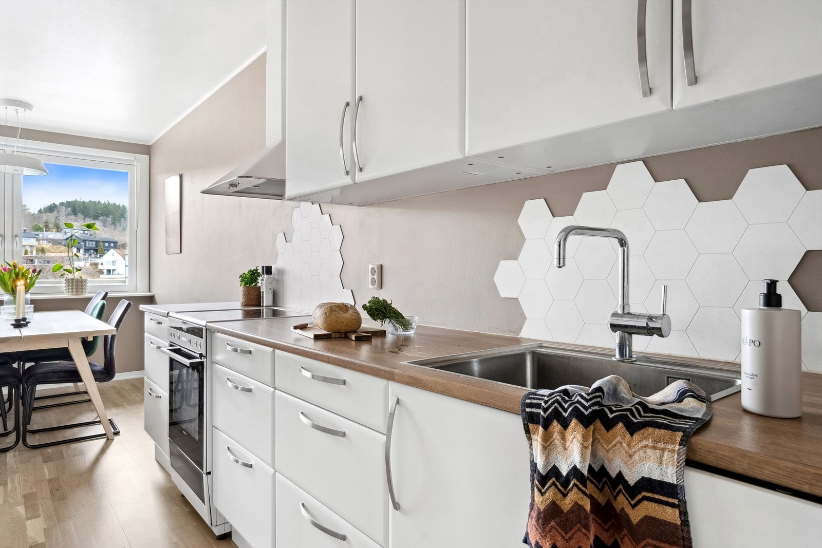 Kjøkkenet er utstyrt med integrert oppvaskmaskin, ventilator og god arbeidsbelysning. Galleribilde