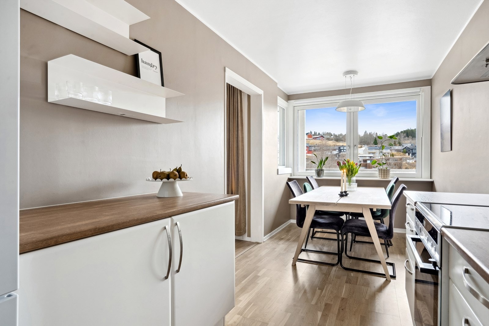 Kjøkkenet er på ca. 14 kvm, og har fin plass til spisebord for hele familien. Galleribilde