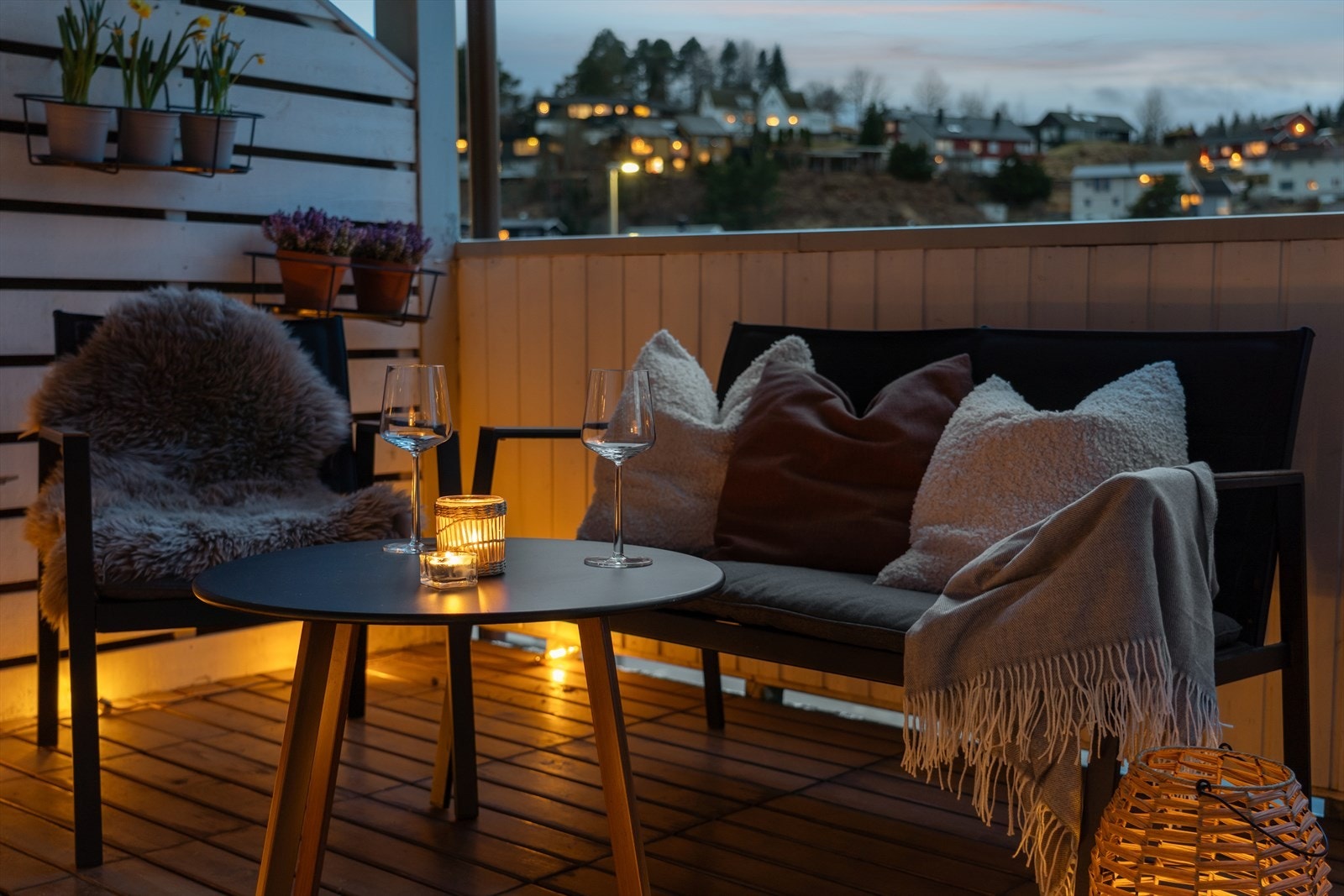 Det er lagt treheller på betongdekket på balkongen. Tregulvet er fra 2020. Galleribilde