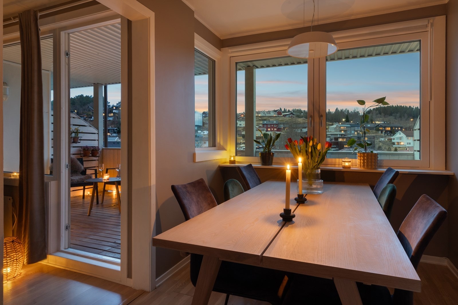 Det er fint utsyn via de store, vestvendte vinduene i stuen og på kjøkkenet. Galleribilde