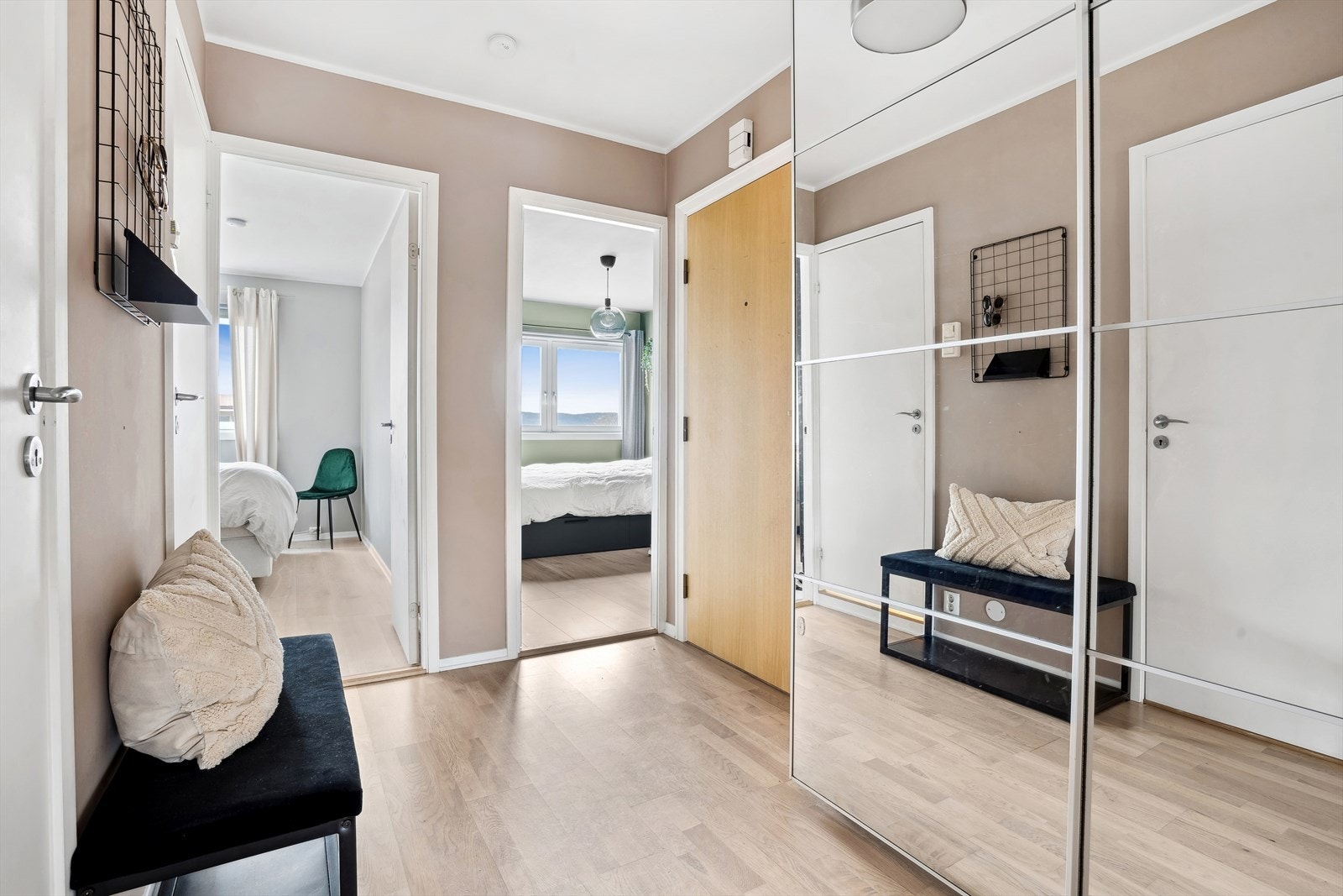 Fra entreen er det adkomst til soverommene i leiligheten - begge på ca. 11,5 kvm. Galleribilde